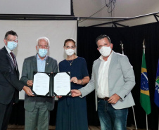 O município de São José dos Pinhais será mais uma cidade-polo da agência do Governo do Estado de promoção e prospecção de novos negócios e investimentos. Termo de cooperação entre a Invest Paraná e o município foi assinado nesta quarta-feira (24).