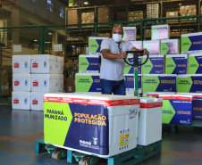 Distribuição das novas doses de vacinas contra a Covid-19 para as 22 Regionais de Saúde.  -  Curitiba, 25/02/2021  -  Foto: José Fernando Ogura/AEN
