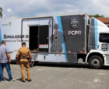 Policiais militares que trabalham na Companhia de Comandos e Serviços (CCS) e nas Diretorias da PM estão passando por instruções de tiros no caminhão de simulador de tiros da Polícia Civil do Paraná.  -  Curitiba, 25/02/2021  -  Foto: Soldado Amanda Morais