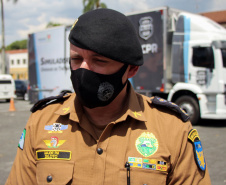 Policiais militares que trabalham na Companhia de Comandos e Serviços (CCS) e nas Diretorias da PM estão passando por instruções de tiros no caminhão de simulador de tiros da Polícia Civil do Paraná.  -  Curitiba, 25/02/2021  -  Foto: Soldado Amanda Morais