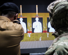 Policiais militares que trabalham na Companhia de Comandos e Serviços (CCS) e nas Diretorias da PM estão passando por instruções de tiros no caminhão de simulador de tiros da Polícia Civil do Paraná.  -  Curitiba, 25/02/2021  -  Foto: Soldado Amanda Morais