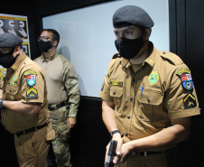 Policiais militares que trabalham na Companhia de Comandos e Serviços (CCS) e nas Diretorias da PM estão passando por instruções de tiros no caminhão de simulador de tiros da Polícia Civil do Paraná.  -  Curitiba, 25/02/2021  -  Foto: Soldado Amanda Morais