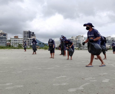 O cigarro está entre os maiores poluidores de ambiente também no litoral. Em apenas dois dias de coleta, a equipe da Sanepar que realiza a limpeza nesta temporada de verão acumulou cerca de 5 mil bitucas. Em média, cada fumante descarta cerca de 10 cigarros por dia. -  Curitiba, 26/02/2021  -  Foto: Divulgação Sanepar