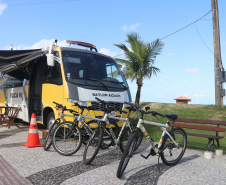 O ciclopatrulhamento foi uma das modalidades de policiamento aplicada como reforço durante o Verão Consciente 2020/2021, no litoral do estado, assim como já ocorre há alguns anos. Turistas e moradores das cidades de Guaratuba, Matinhos e Pontal do Paraná, além da Ilha do Mel, puderam estar mais próximos dos policiais em locais que, para viaturas convencionais, o acesso não é possível.  - Curitiba, 28/02/2021  -  Foto: Divulgação SESP-PR