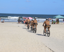 O ciclopatrulhamento foi uma das modalidades de policiamento aplicada como reforço durante o Verão Consciente 2020/2021, no litoral do estado, assim como já ocorre há alguns anos. Turistas e moradores das cidades de Guaratuba, Matinhos e Pontal do Paraná, além da Ilha do Mel, puderam estar mais próximos dos policiais em locais que, para viaturas convencionais, o acesso não é possível.  - Curitiba, 28/02/2021  -  Foto: Divulgação SESP-PR