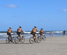 O ciclopatrulhamento foi uma das modalidades de policiamento aplicada como reforço durante o Verão Consciente 2020/2021, no litoral do estado, assim como já ocorre há alguns anos. Turistas e moradores das cidades de Guaratuba, Matinhos e Pontal do Paraná, além da Ilha do Mel, puderam estar mais próximos dos policiais em locais que, para viaturas convencionais, o acesso não é possível.  - Curitiba, 28/02/2021  -  Foto: Divulgação SESP-PR