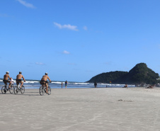 O ciclopatrulhamento foi uma das modalidades de policiamento aplicada como reforço durante o Verão Consciente 2020/2021, no litoral do estado, assim como já ocorre há alguns anos. Turistas e moradores das cidades de Guaratuba, Matinhos e Pontal do Paraná, além da Ilha do Mel, puderam estar mais próximos dos policiais em locais que, para viaturas convencionais, o acesso não é possível.  - Curitiba, 28/02/2021  -  Foto: Divulgação SESP-PR