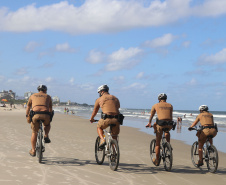 O ciclopatrulhamento foi uma das modalidades de policiamento aplicada como reforço durante o Verão Consciente 2020/2021, no litoral do estado, assim como já ocorre há alguns anos. Turistas e moradores das cidades de Guaratuba, Matinhos e Pontal do Paraná, além da Ilha do Mel, puderam estar mais próximos dos policiais em locais que, para viaturas convencionais, o acesso não é possível.  - Curitiba, 28/02/2021  -  Foto: Divulgação SESP-PR