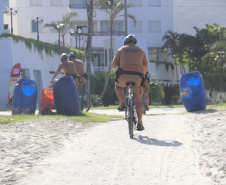 O ciclopatrulhamento foi uma das modalidades de policiamento aplicada como reforço durante o Verão Consciente 2020/2021, no litoral do estado, assim como já ocorre há alguns anos. Turistas e moradores das cidades de Guaratuba, Matinhos e Pontal do Paraná, além da Ilha do Mel, puderam estar mais próximos dos policiais em locais que, para viaturas convencionais, o acesso não é possível.  - Curitiba, 28/02/2021  -  Foto: Divulgação SESP-PR