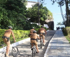 O ciclopatrulhamento foi uma das modalidades de policiamento aplicada como reforço durante o Verão Consciente 2020/2021, no litoral do estado, assim como já ocorre há alguns anos. Turistas e moradores das cidades de Guaratuba, Matinhos e Pontal do Paraná, além da Ilha do Mel, puderam estar mais próximos dos policiais em locais que, para viaturas convencionais, o acesso não é possível.  - Curitiba, 28/02/2021  -  Foto: Divulgação SESP-PR