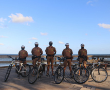 O ciclopatrulhamento foi uma das modalidades de policiamento aplicada como reforço durante o Verão Consciente 2020/2021, no litoral do estado, assim como já ocorre há alguns anos. Turistas e moradores das cidades de Guaratuba, Matinhos e Pontal do Paraná, além da Ilha do Mel, puderam estar mais próximos dos policiais em locais que, para viaturas convencionais, o acesso não é possível.  - Curitiba, 28/02/2021  -  Foto: Divulgação SESP-PR