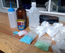 Uma festa rave, com aproximadamente 70 pessoas, que ocorria numa chácara na área rural de Guarapuava (PR), foi encerrada durante fiscalização do 16º Batalhão de Polícia Militar (16º BPM) e de agentes da prefeitura, da noite deste sábado (27/02). No local foram apreendidos de 351 comprimidos de ecstasy e duas garrafas de lança-perfume (loló).  Guarapuava, 27/02/2021  -  Foto: Divulgação PMPR/SESP-PR
