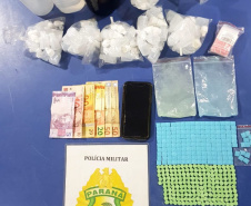 Uma festa rave, com aproximadamente 70 pessoas, que ocorria numa chácara na área rural de Guarapuava (PR), foi encerrada durante fiscalização do 16º Batalhão de Polícia Militar (16º BPM) e de agentes da prefeitura, da noite deste sábado (27/02). No local foram apreendidos de 351 comprimidos de ecstasy e duas garrafas de lança-perfume (loló).  Guarapuava, 27/02/2021  -  Foto: Divulgação PMPR/SESP-PR