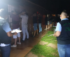 As forças policiais do Paraná fiscalizaram 1.333 estabelecimentos comerciais e realizaram 553 ações de dispersão de aglomeração entre a meia-noite de sábado (27) e as 7 horas desta segunda-feira (1º). Foram 138 prisões e 47 adolescentes apreendidos no primeiro final de semana de reforço na fiscalização das medidas de proteção contra a Covid-19. -  Curitiba, 01/03/2021  -  Foto: Divulgação SESP-PR