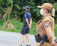 As forças policiais do Paraná fiscalizaram 1.333 estabelecimentos comerciais e realizaram 553 ações de dispersão de aglomeração entre a meia-noite de sábado (27) e as 7 horas desta segunda-feira (1º). Foram 138 prisões e 47 adolescentes apreendidos no primeiro final de semana de reforço na fiscalização das medidas de proteção contra a Covid-19. -  Curitiba, 01/03/2021  -  Foto: Divulgação SESP-PR