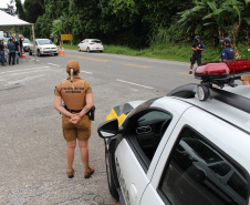 As forças policiais do Paraná fiscalizaram 1.333 estabelecimentos comerciais e realizaram 553 ações de dispersão de aglomeração entre a meia-noite de sábado (27) e as 7 horas desta segunda-feira (1º). Foram 138 prisões e 47 adolescentes apreendidos no primeiro final de semana de reforço na fiscalização das medidas de proteção contra a Covid-19. -  Curitiba, 01/03/2021  -  Foto: Divulgação SESP-PR