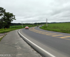 O Departamento de Estradas de Rodagem do Paraná (DER/PR) está realizando serviços de conservação na PR-340, em Castro, na região dos Campos Gerais. Os trabalhos estão em andamento no trecho de 5,72 quilômetros entre a PR-151 e o acesso para a cooperativa Castrolanda, e beneficiam os mais de 71 mil habitantes locais, além de toda a cadeia produtiva da região. -  Foto: Divulgação DER-PR