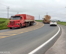 O Departamento de Estradas de Rodagem do Paraná (DER/PR) está realizando serviços de conservação na PR-340, em Castro, na região dos Campos Gerais. Os trabalhos estão em andamento no trecho de 5,72 quilômetros entre a PR-151 e o acesso para a cooperativa Castrolanda, e beneficiam os mais de 71 mil habitantes locais, além de toda a cadeia produtiva da região. -  Foto: Divulgação DER-PR