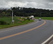 O Departamento de Estradas de Rodagem do Paraná (DER/PR) está realizando serviços de conservação na PR-340, em Castro, na região dos Campos Gerais. Os trabalhos estão em andamento no trecho de 5,72 quilômetros entre a PR-151 e o acesso para a cooperativa Castrolanda, e beneficiam os mais de 71 mil habitantes locais, além de toda a cadeia produtiva da região. -  Foto: Divulgação DER-PR