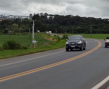 O Departamento de Estradas de Rodagem do Paraná (DER/PR) está realizando serviços de conservação na PR-340, em Castro, na região dos Campos Gerais. Os trabalhos estão em andamento no trecho de 5,72 quilômetros entre a PR-151 e o acesso para a cooperativa Castrolanda, e beneficiam os mais de 71 mil habitantes locais, além de toda a cadeia produtiva da região. -  Foto: Divulgação DER-PR