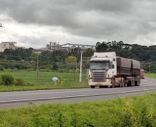 O Departamento de Estradas de Rodagem do Paraná (DER/PR) está realizando serviços de conservação na PR-340, em Castro, na região dos Campos Gerais. Os trabalhos estão em andamento no trecho de 5,72 quilômetros entre a PR-151 e o acesso para a cooperativa Castrolanda, e beneficiam os mais de 71 mil habitantes locais, além de toda a cadeia produtiva da região. -  Foto: Divulgação DER-PR