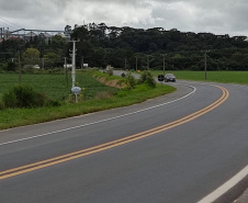 O Departamento de Estradas de Rodagem do Paraná (DER/PR) está realizando serviços de conservação na PR-340, em Castro, na região dos Campos Gerais. Os trabalhos estão em andamento no trecho de 5,72 quilômetros entre a PR-151 e o acesso para a cooperativa Castrolanda, e beneficiam os mais de 71 mil habitantes locais, além de toda a cadeia produtiva da região. -  Foto: Divulgação DER-PR