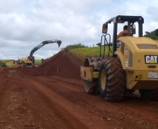 A obra de pavimentação da rodovia PR-239, no trecho que liga os municípios de Pitanga e Mato Rico, na região Central, está sendo retomada pelo Departamento de Estradas de Rodagem do Paraná (DER/PR). A Ordem de Serviços para reinício dos trabalhos foi assinada na última semana de fevereiro. -  Curitiba, 05/03/2021 - Foto: Divulgação DER