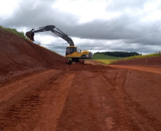A obra de pavimentação da rodovia PR-239, no trecho que liga os municípios de Pitanga e Mato Rico, na região Central, está sendo retomada pelo Departamento de Estradas de Rodagem do Paraná (DER/PR). A Ordem de Serviços para reinício dos trabalhos foi assinada na última semana de fevereiro. -  Curitiba, 05/03/2021 - Foto: Divulgação DER