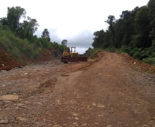 A obra de pavimentação da rodovia PR-239, no trecho que liga os municípios de Pitanga e Mato Rico, na região Central, está sendo retomada pelo Departamento de Estradas de Rodagem do Paraná (DER/PR). A Ordem de Serviços para reinício dos trabalhos foi assinada na última semana de fevereiro. -  Curitiba, 05/03/2021 - Foto: Divulgação DER
