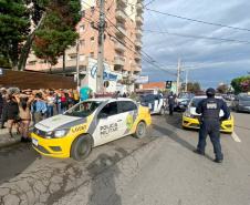 As ações de fiscalização que contaram com apoio de policiais do Paraná resultaram em 26 novas prisões por infrações relacionadas à pandemia entre domingo (7) e segunda-feira (8). O relatório da Secretaria estadual da Segurança Pública aponta, ainda, 35 estabelecimentos e 11 pessoas multados, e 23 locais interditados. - Curitiba, 09/03/2021  -  Foto: Divulgação SESP Paraná