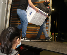 O Paraná recebe mais 148,6 mil doses do imunizante CoronaVac para continuar a vacinação contra a Covid-19 no estado. O lote enviado pelo Ministério da Saúde chegou no início da noite no Centro de Medicamentos do Paraná (Cemepar), em Curitiba.09/03/2021. Foto: Geraldo Bubniak/AEN