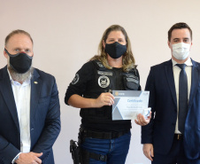 A Polícia Civil do Paraná (PCPR) entregou, nesta segunda-feira (8), o prêmio para os vencedores do Concurso de Fotografia 2020/2021. A gratificação aconteceu durante reunião do Conselho da PCPR, em Curitiba.  Curitiba, 09/03/2021  -  Foto: Fabio Dias/PCPR