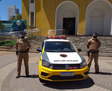 Histórias por trás da pandemia  - Na foto, a soldado Jana Scherer, de Pato Branco. Como auxiliar de comunicação social do 3o Batalhão de Polícia Militar do município, as ações administrativas tomavam boa parte do seu tempo. Com a pandemia e o reforço do policiamento para garantir o cumprimento das medidas de restrição, as operações nas ruas se tornaram mais frequentes.     -  Curitiba, 12/03/2021  -  Foto: Divulgação AEN