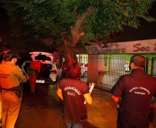 As equipes policiais da Ação Integrada de Fiscalização Urbana (AIFU) fecharam nove estabelecimentos comerciais irregulares e 44 pessoas acabaram encaminhadas por desrespeitar as medidas do decreto estadual de enfrentamento ao coronavírus. Durante as abordagens, 251 pessoas foram orientadas e outras 63 abordadas. O balanço compreende as ações de sexta-feira (12/03) a domingo (14/03) na cidade de Curitiba. - Curitiba, 15/03/2021 - Foto: Divulgação SESP-PR