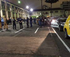 As equipes policiais da Ação Integrada de Fiscalização Urbana (AIFU) fecharam nove estabelecimentos comerciais irregulares e 44 pessoas acabaram encaminhadas por desrespeitar as medidas do decreto estadual de enfrentamento ao coronavírus. Durante as abordagens, 251 pessoas foram orientadas e outras 63 abordadas. O balanço compreende as ações de sexta-feira (12/03) a domingo (14/03) na cidade de Curitiba. - Curitiba, 15/03/2021 - Foto: Divulgação SESP-PR
