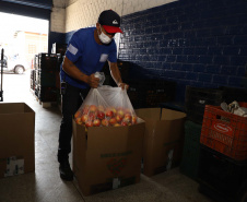 Profissionais de saúde que atuam no enfrentamento à Covid-19 foram surpreendidos com uma ação promovida pela Ceasa Paraná e pelos permissionários da unidade de Curitiba. No momento mais crítico da pandemia no Estado, os atacadistas e produtores se reuniram e arrecadaram 7 mil quilos de frutas para serem entregues em cinco hospitais de Curitiba e da Região Metropolitana e em nove Unidades de Pronto Atendimento (UPAs) da Capital. Foto: Ari Dias/AEN