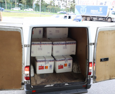 O Governo do Estado receu neste sábado (20),  mais 240.450 doses de vacinas contra o coronavírus. São 234.200 doses da Coronavac, produzida pela Sinovac e Instituto Butantan, e 6.250 do imunizante desenvolvido pela Universidade de Oxford/AstraZeneca, parte do primeiro lote fabricado pela Fundação Oswaldo Cruz (Fiocruz).  -  Curitiba, 20/03/2021  -  Foto: Ari Dias/AEN