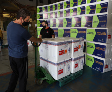O Governo do Estado receu neste sábado (20),  mais 240.450 doses de vacinas contra o coronavírus. São 234.200 doses da Coronavac, produzida pela Sinovac e Instituto Butantan, e 6.250 do imunizante desenvolvido pela Universidade de Oxford/AstraZeneca, parte do primeiro lote fabricado pela Fundação Oswaldo Cruz (Fiocruz).  -  Curitiba, 20/03/2021  -  Foto: Ari Dias/AEN