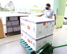 O Governo do Estado receu neste sábado (20),  mais 240.450 doses de vacinas contra o coronavírus. São 234.200 doses da Coronavac, produzida pela Sinovac e Instituto Butantan, e 6.250 do imunizante desenvolvido pela Universidade de Oxford/AstraZeneca, parte do primeiro lote fabricado pela Fundação Oswaldo Cruz (Fiocruz).  -  Curitiba, 20/03/2021  -  Foto: Ari Dias/AEN