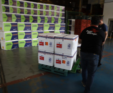 O Governo do Estado receu neste sábado (20),  mais 240.450 doses de vacinas contra o coronavírus. São 234.200 doses da Coronavac, produzida pela Sinovac e Instituto Butantan, e 6.250 do imunizante desenvolvido pela Universidade de Oxford/AstraZeneca, parte do primeiro lote fabricado pela Fundação Oswaldo Cruz (Fiocruz).  -  Curitiba, 20/03/2021  -  Foto: Ari Dias/AEN
