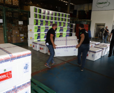 O Governo do Estado receu neste sábado (20),  mais 240.450 doses de vacinas contra o coronavírus. São 234.200 doses da Coronavac, produzida pela Sinovac e Instituto Butantan, e 6.250 do imunizante desenvolvido pela Universidade de Oxford/AstraZeneca, parte do primeiro lote fabricado pela Fundação Oswaldo Cruz (Fiocruz).  -  Curitiba, 20/03/2021  -  Foto: Ari Dias/AEN