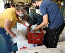 O Governo do Estado receu neste sábado (20),  mais 240.450 doses de vacinas contra o coronavírus. São 234.200 doses da Coronavac, produzida pela Sinovac e Instituto Butantan, e 6.250 do imunizante desenvolvido pela Universidade de Oxford/AstraZeneca, parte do primeiro lote fabricado pela Fundação Oswaldo Cruz (Fiocruz).  -  Curitiba, 20/03/2021  -  Foto: Ari Dias/AEN
