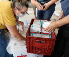 O Governo do Estado receu neste sábado (20),  mais 240.450 doses de vacinas contra o coronavírus. São 234.200 doses da Coronavac, produzida pela Sinovac e Instituto Butantan, e 6.250 do imunizante desenvolvido pela Universidade de Oxford/AstraZeneca, parte do primeiro lote fabricado pela Fundação Oswaldo Cruz (Fiocruz).  -  Curitiba, 20/03/2021  -  Foto: Ari Dias/AEN