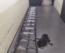 Agentes penitenciários do Grupo de Segurança Interna (GSI), com apoio da Polícia Militar, encaminharam na madrugada deste domingo (21) um homem à Delegacia após ele tentar invadir a Penitenciária Estadual de Cruzeiro do Oeste, na região Noroeste do Estado.  - Foto: Divulgação DEPEN-PR