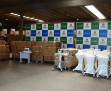 A Secretaria de Estado da Saúde (Sesa) recebeu nesta quarta-feira (24), ventiladores e monitores doados por entidades e iniciativa privada em apoio ao enfrentamento da Covid-19 no Paraná. As doações podem viabilizar a abertura de 40 a 70 leitos de UTI para reforçar o atendimento na pandemia. -  Curitiba, 24/03/2021  -  Foto: Américo Antonio/SESA