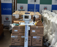A Secretaria de Estado da Saúde (Sesa) recebeu nesta quarta-feira (24), ventiladores e monitores doados por entidades e iniciativa privada em apoio ao enfrentamento da Covid-19 no Paraná. As doações podem viabilizar a abertura de 40 a 70 leitos de UTI para reforçar o atendimento na pandemia. -  Curitiba, 24/03/2021  -  Foto: Américo Antonio/SESA