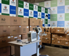 A Secretaria de Estado da Saúde (Sesa) recebeu nesta quarta-feira (24), ventiladores e monitores doados por entidades e iniciativa privada em apoio ao enfrentamento da Covid-19 no Paraná. As doações podem viabilizar a abertura de 40 a 70 leitos de UTI para reforçar o atendimento na pandemia. -  Curitiba, 24/03/2021  -  Foto: Américo Antonio/SESA