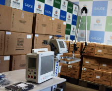 A Secretaria de Estado da Saúde (Sesa) recebeu nesta quarta-feira (24), ventiladores e monitores doados por entidades e iniciativa privada em apoio ao enfrentamento da Covid-19 no Paraná. As doações podem viabilizar a abertura de 40 a 70 leitos de UTI para reforçar o atendimento na pandemia. -  Curitiba, 24/03/2021  -  Foto: Américo Antonio/SESA