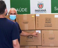 A Secretaria de Estado da Saúde (Sesa) recebeu nesta quarta-feira (24), ventiladores e monitores doados por entidades e iniciativa privada em apoio ao enfrentamento da Covid-19 no Paraná. As doações podem viabilizar a abertura de 40 a 70 leitos de UTI para reforçar o atendimento na pandemia. -  Curitiba, 24/03/2021  -  Foto: Américo Antonio/SESA
