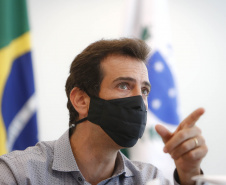 O governador Carlos Massa Ratinho Junior afirmou nesta quinta-feira (25) que a nova modalidade de ensino dos Colégios Cívico-Militares do Paraná (CCM-PR), que começa a ser implantada neste ano letivo em 197 escolas da rede pública estadual, será referência para uma nova geração de estudantes. Na foto, o secretário estadual da Educação, Renato Feder -  Curitiba, 25/03/2021  -  Foto: Jonathan Campos/AEN